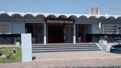 La Jefatura Departamental de Policía de Federación investiga una muerte. Por el hecho está detenido un menor de 17 años.
