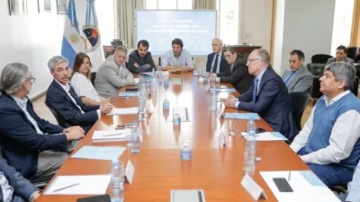 Gobierno, YPF y Camioneros firmaron acuerdo para garantizar el abastecimiento