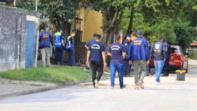 La policía trabaja en el lugar para registrar indicios del posible autor del homicidio (Foto Diario Uno de Paraná). 