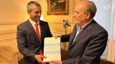 El presidente de la Cámara de Diputados, Martín Menem, recibió del ministro de Interior, Guillermo Francos, el anunciado paquete de leyes del presidente Javier Milei.