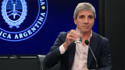 Trago amargo. La escasez de dólares es un serio obstáculo al programa del gobierno, aunque el ministro de Economía, Luis Caputo, lo intente minimizar.