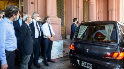 Fernández y Cafiero despiden el féretro de Maradona