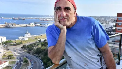 Miguel Repiso estará presentando en Mar del Plata un espectáculo en el que dibuja mientras Pedro Saborido habla sobre capitalismo y fútbol.