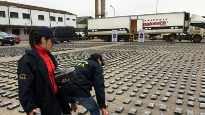 Los oficiales de policía ordenan los paquetes de marihuana incautada en Buenos Aires en junio de 2017.
