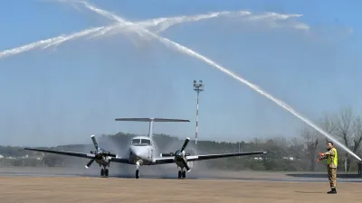 El flamante TC-117 fue recibido en la pista de Paraná con el tradicional arco de agua con el que las autobombas de los aeropuertos reciben a cada avión en su primer aterrizaje.