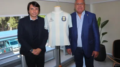 La camiseta que Diego Maradona usó en la final de México 86 regresó al país