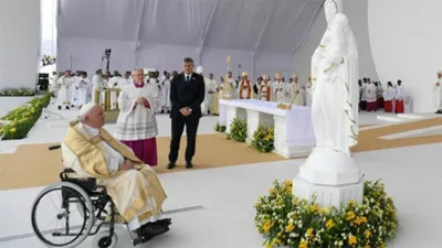 Francisco presidió este sábado una misa en el Estadio Nacional de Bahréin en la que instó a los fieles a romper las cadenas del mal y romper la espiral de violencia amando a todos, siempre.