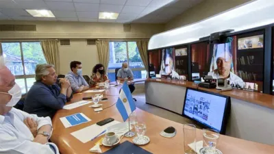 El Presidente Alberto Fernández acordó hoy con los gobernadores que el martes se inicie la vacunación contra la Covid-19 en todo el país, sin excepción.