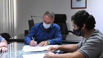 El intendente Darío Schneider junto Santiago Wasinger, socio gerente de la empresa