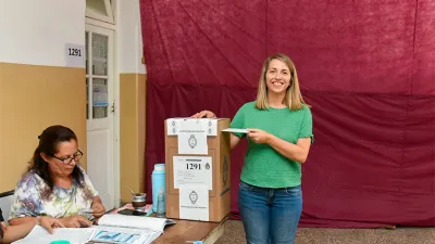 Laura Stratta votó la Escuela Secundaria N° 15 “Don Antonio Casanovas” de Victoria.