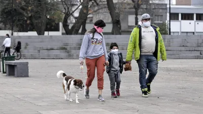 No se debe obligar a los niños más pequeños a usar tapabocas, pero la OMS recomienda su uso a partir de los 12 años.