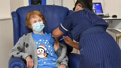 primera mujer vacunada en Gran Bretaña
