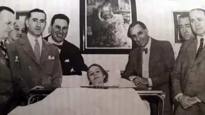 Eva, ya muy enferma, rodeada de Perón y de algunos de los médicos que atendieron su caso.